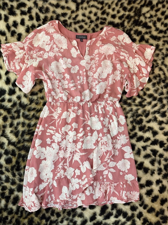 Luxology Dresses & Skirts - Luxology Rose-Pink Floral V-Neck dress